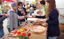 Bernau Naturpark-Markt Drechselkunst am Stand von Hubert Hirt. Foto: H. Budig